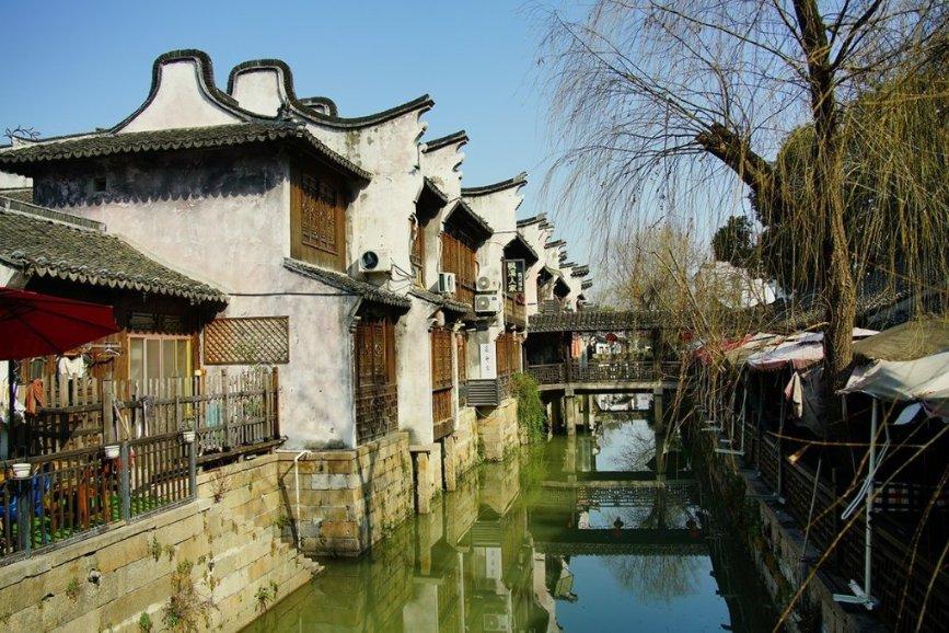 郭富城携妻女现身马场!爱女呆萌可爱,为爱驹加油助威引关注
